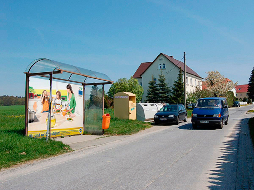 Plakatwerbung an einem Bushäuschen