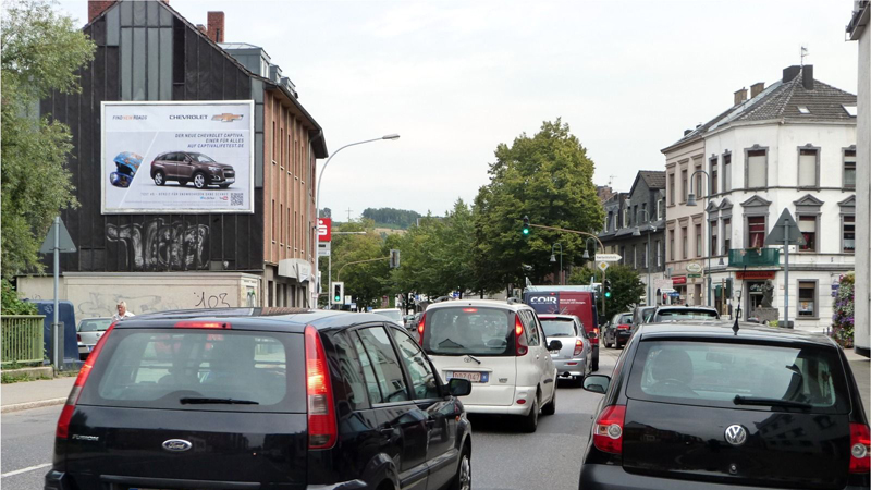 Superposter an einer stark befahrenen Straße Superposter an einer stark befahrenen Straße