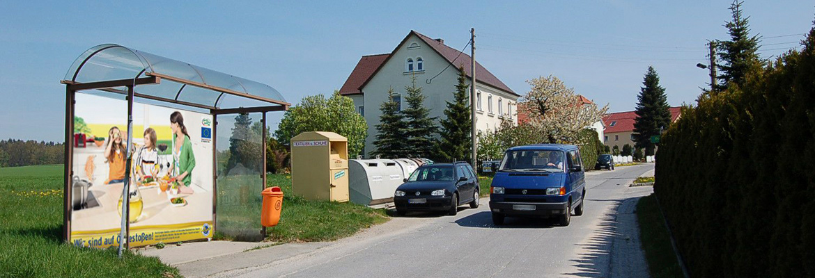 Plakatwerbung an einem Bushäuschen