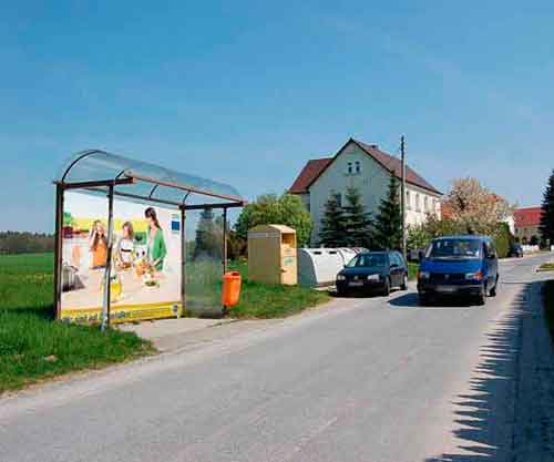 Plakatwerbung in einem Wartehäuschen