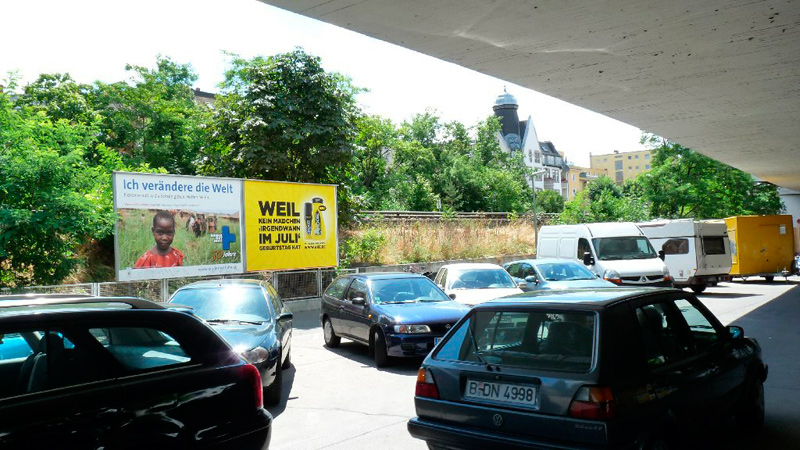 Zwei Plakatflächen am Parkplatz