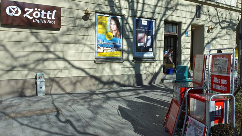 Zwei City Light Poster in der Stadt